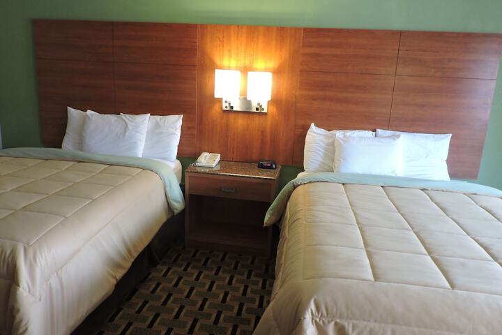 2 Queen Beds (2 of 8)