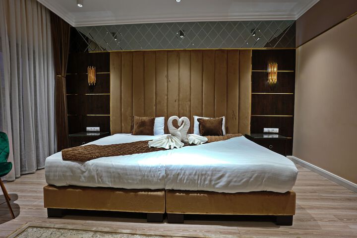 Room 11 of 37