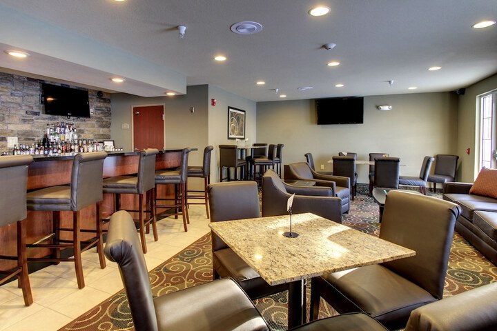 Lounge 33 of 36