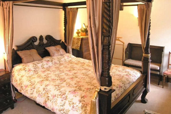 Room 4 of 9