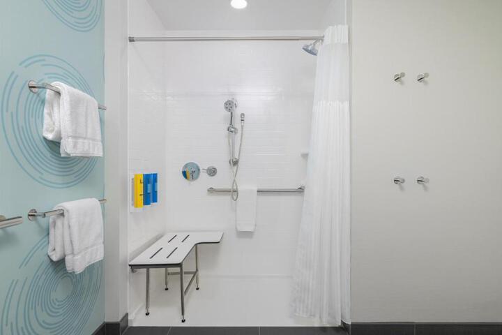 2 Queen Beds with Walk in Shower (3 of 5)