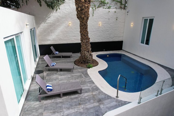 Pool 32 of 33