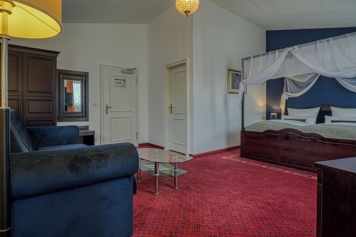 Room 43 of 77