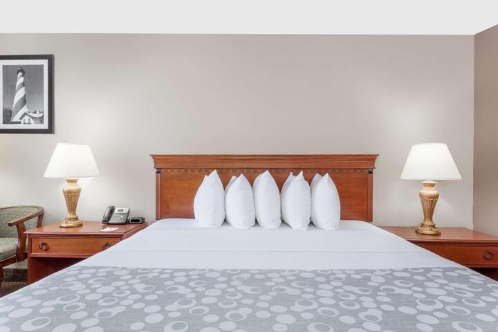 1 King Bed (1 of 10)