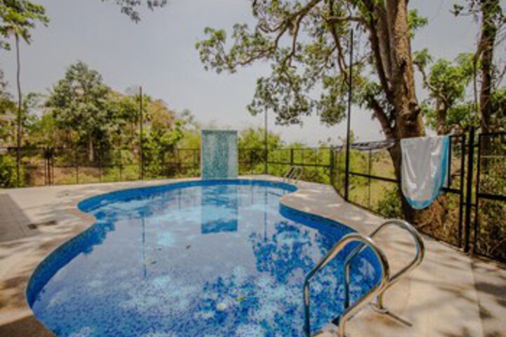 Pool 10 of 25