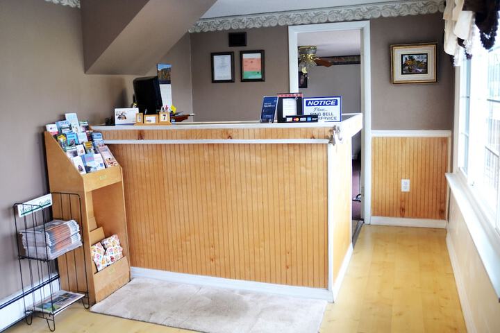 Check-in/check-out kiosk