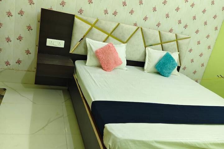 Room 9 of 25
