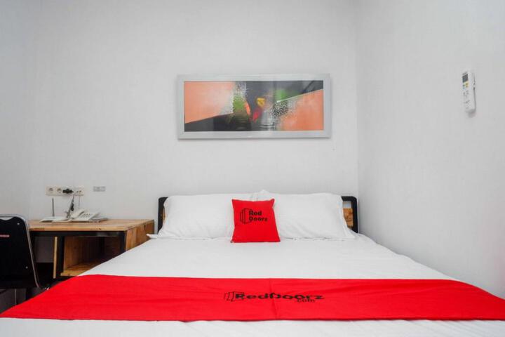 RedDoorz Plus near Patung Kuda Undip