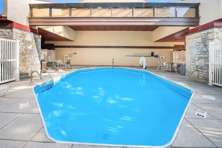 Indoor/outdoor pool