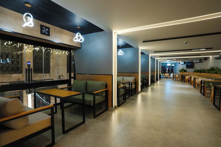 Dining 9 of 12