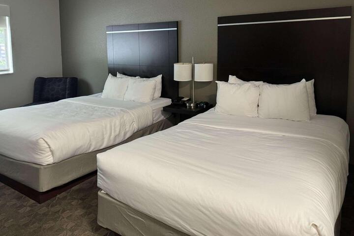 2 Queen Beds Efficiency (10 of 10)