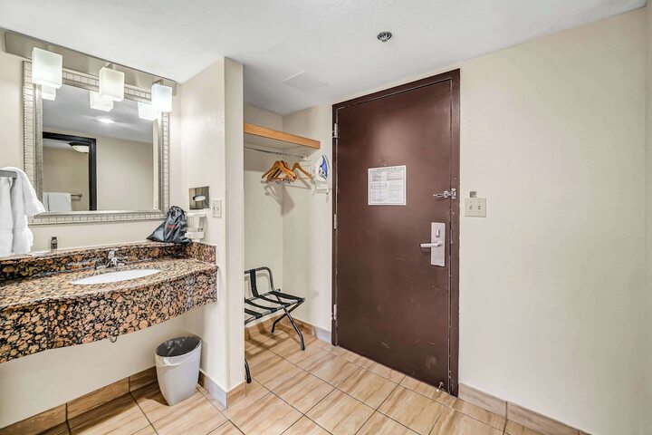 Room 40 of 79