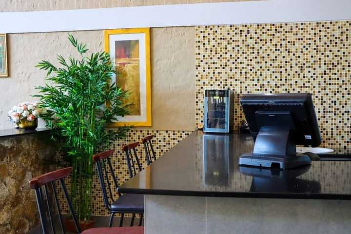 Lounge 24 of 29