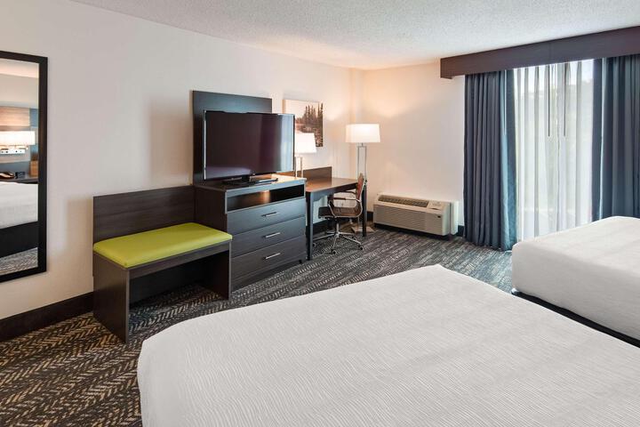 2 Queen Beds Pet Friendly Room Walk in Shower Full Breakfast (11 of 11)