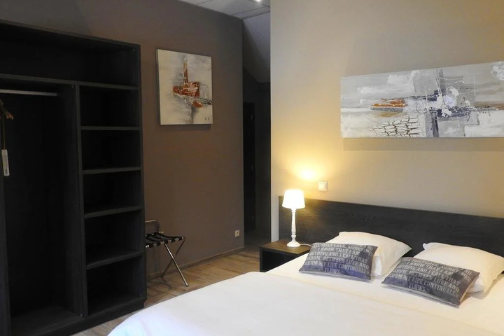 Room 2 of 10