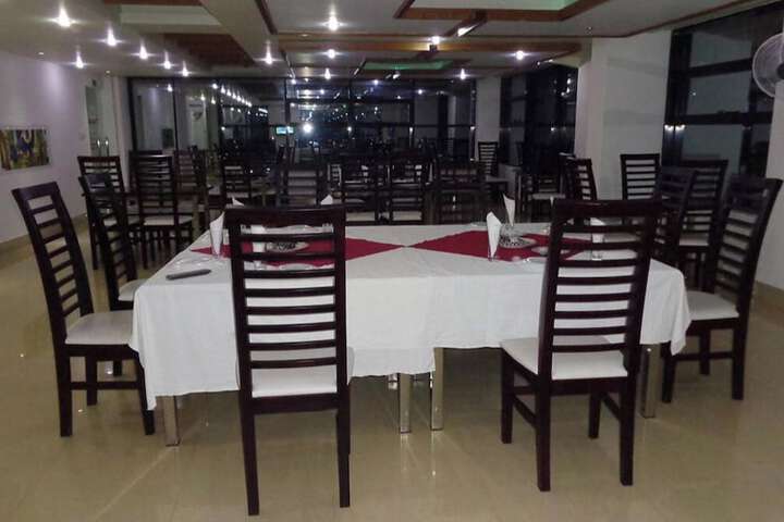 Dining 15 of 17