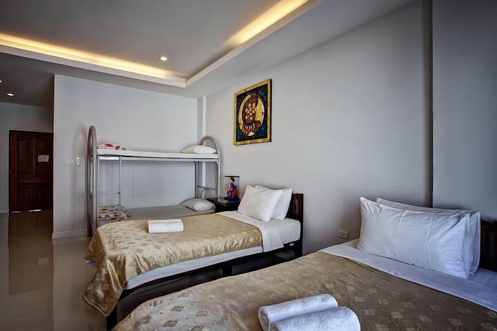 Room 10 of 28