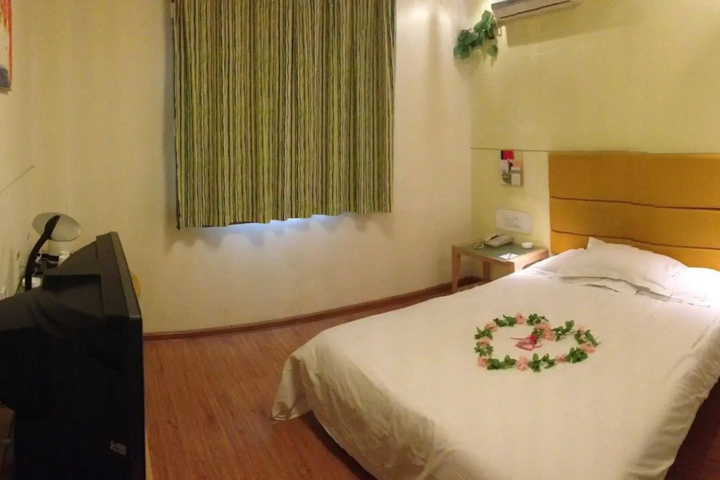 Room 4 of 12