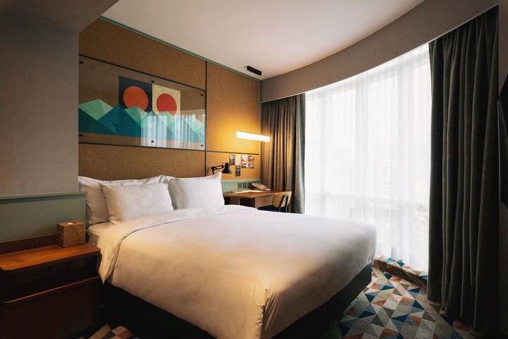 Room 33 of 220
