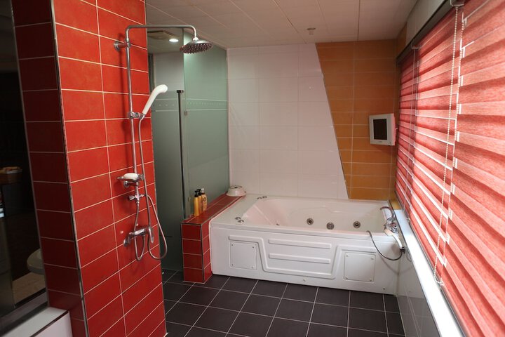 Room 23 of 33