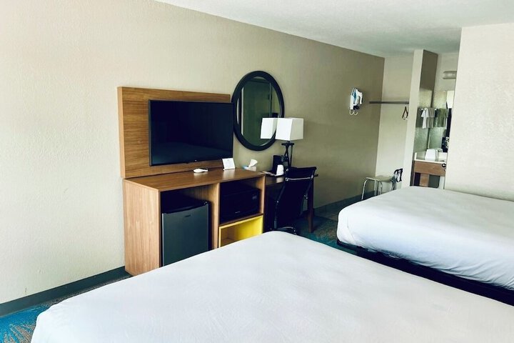 2 Queen Beds (6 of 12)