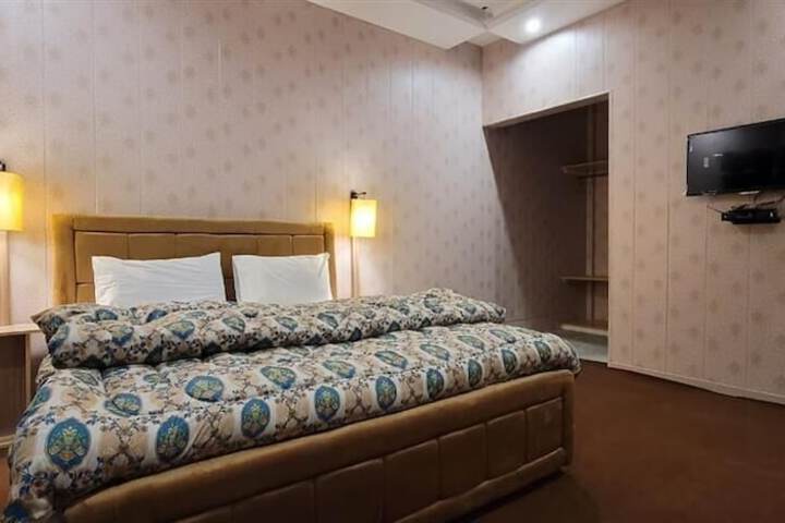 Room 5 of 10