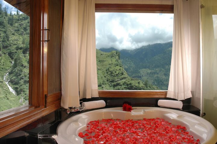Deep soaking bathtub