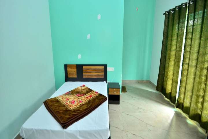 Room 4 of 25
