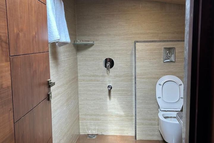 Room 32 of 47