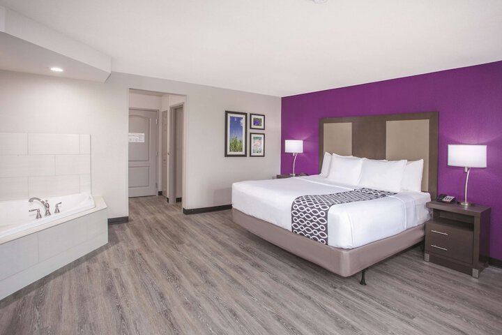 1 King Bed (4 of 22)