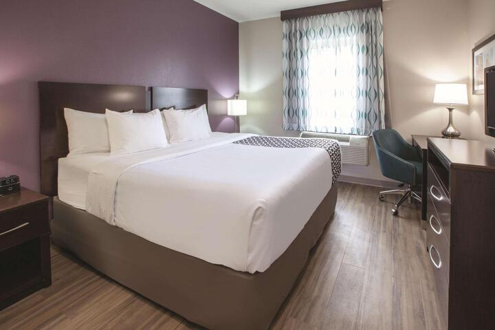 1 King Bed (5 of 11)