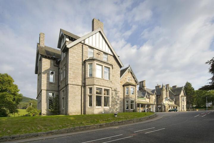 THE INVERCAULD ARMS HOTEL