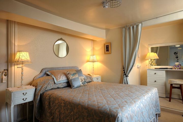 Room 13 of 30