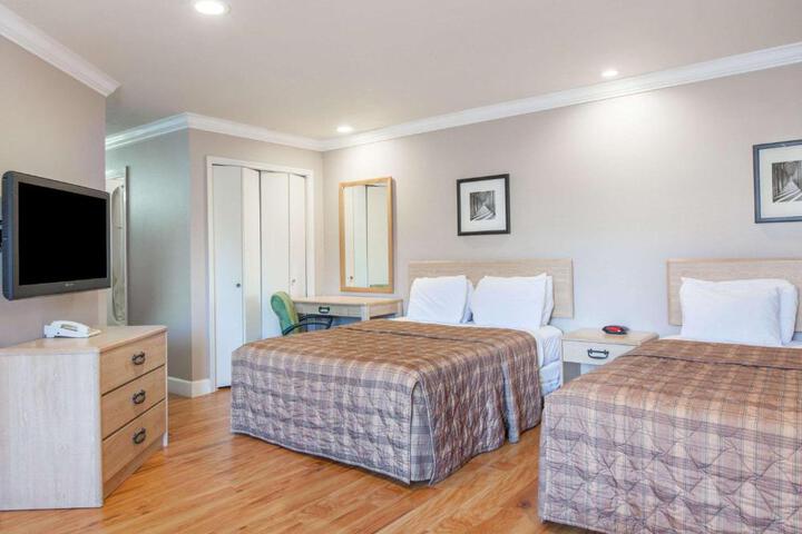 1 Queen Bed (17 of 22)