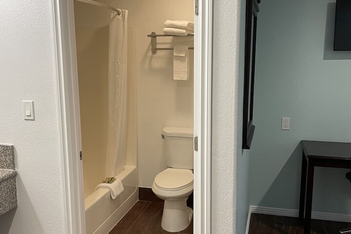 Room 8 of 10