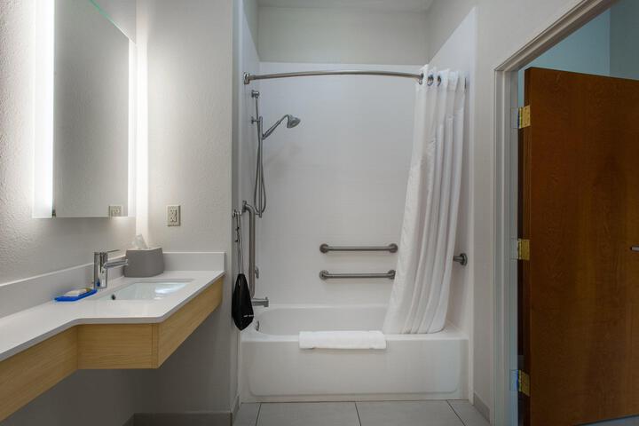 1 King Communications Accessible Roll Shower (2 of 19)