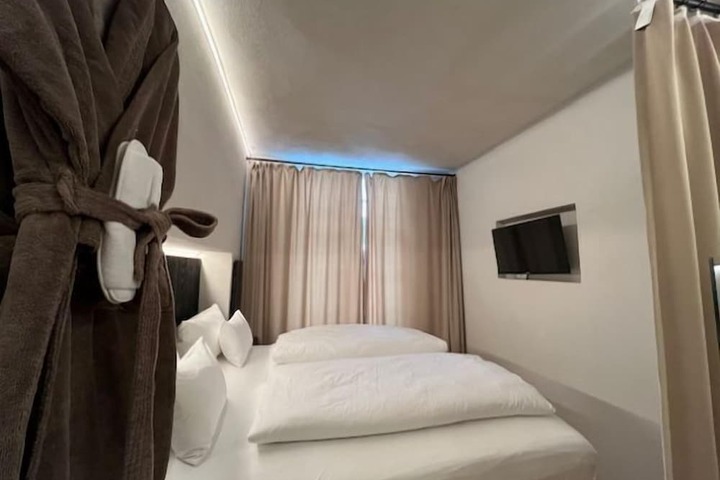 Room 20 of 142