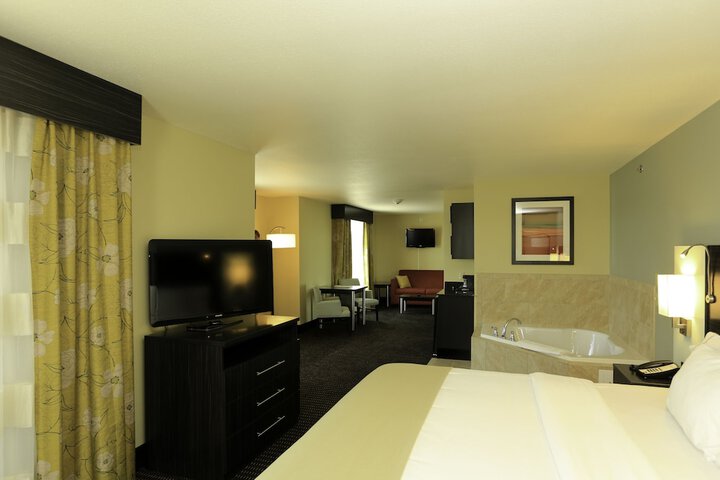 1 King Suite Mobility Accessible Tub (1 of 4)