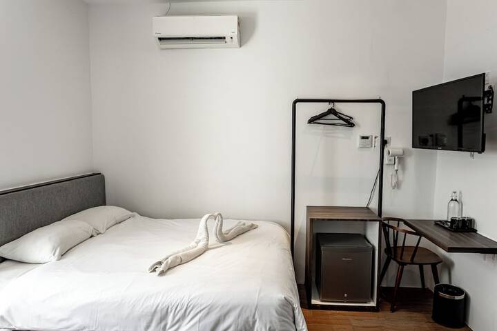 Room 11 of 18