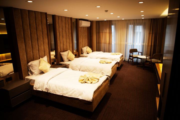 Room 10 of 27