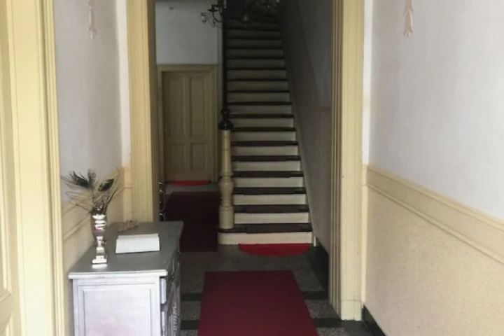 Room 7 of 9