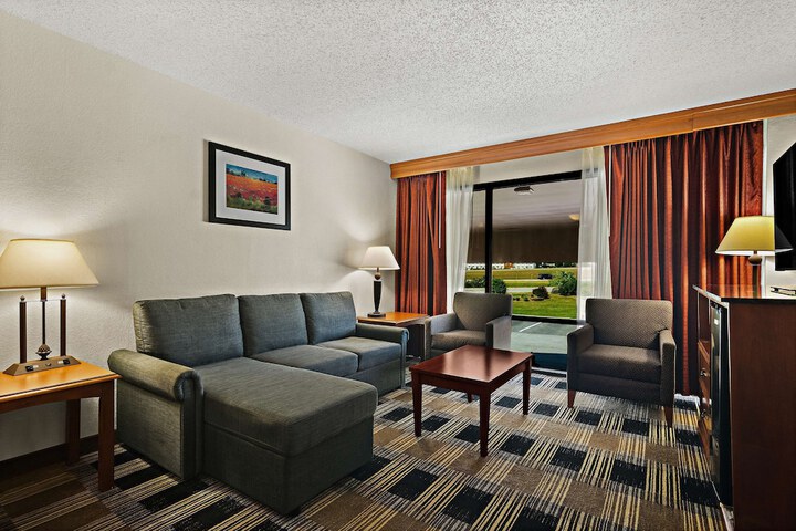 1 King Bed Microwave and Refrigerator WiFi Continental Breakfast (24 of 26)