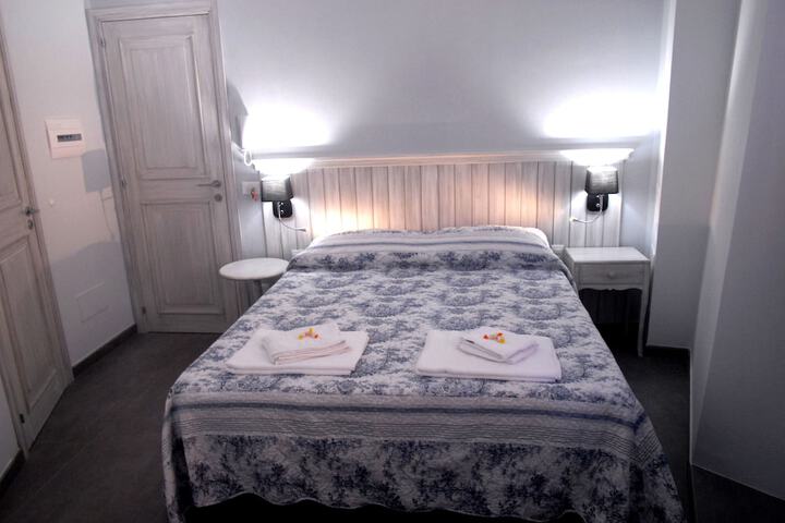 Room 4 of 49