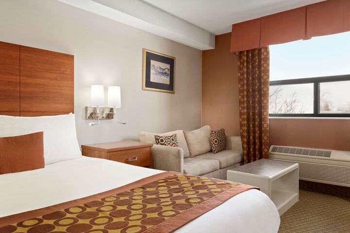 1 Queen Bed (7 of 17)