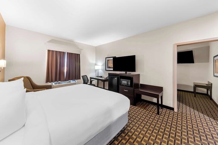 1 King Bed Microwave and Refrigerator WiFi Full Breakfast (13 of 26)