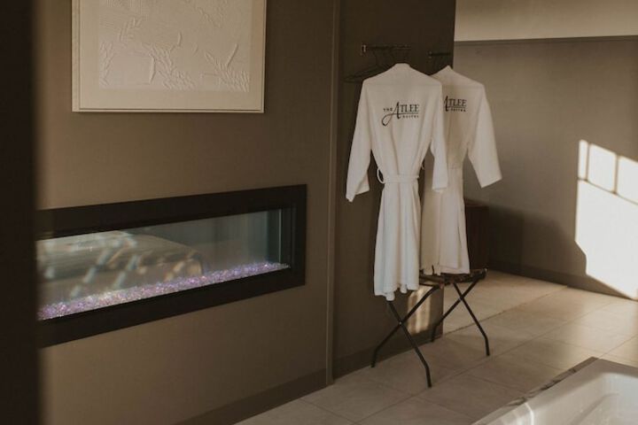 Romantic Suite 1 King Bed Jetted Tub City View (27 of 29)
