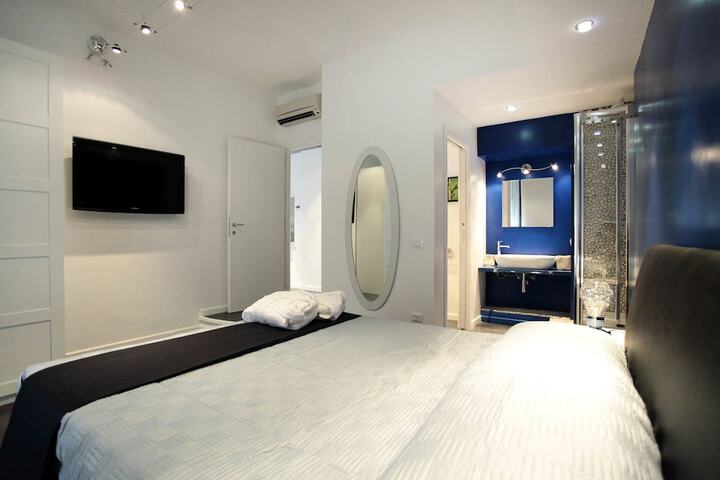 Room 2 of 20