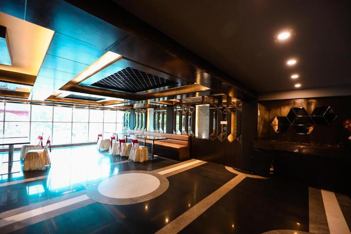 Ballroom/Hall 4 of 18