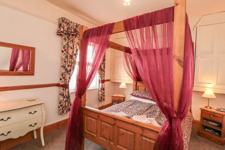 Room 4 of 11
