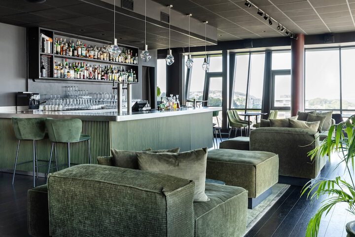 Lounge 46 of 65
